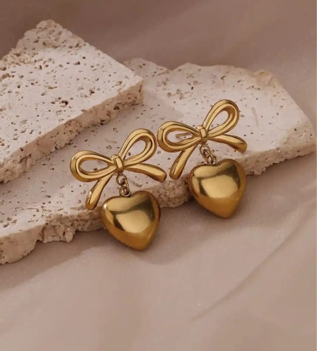 RIBBON HEART STUDS EARRINGS