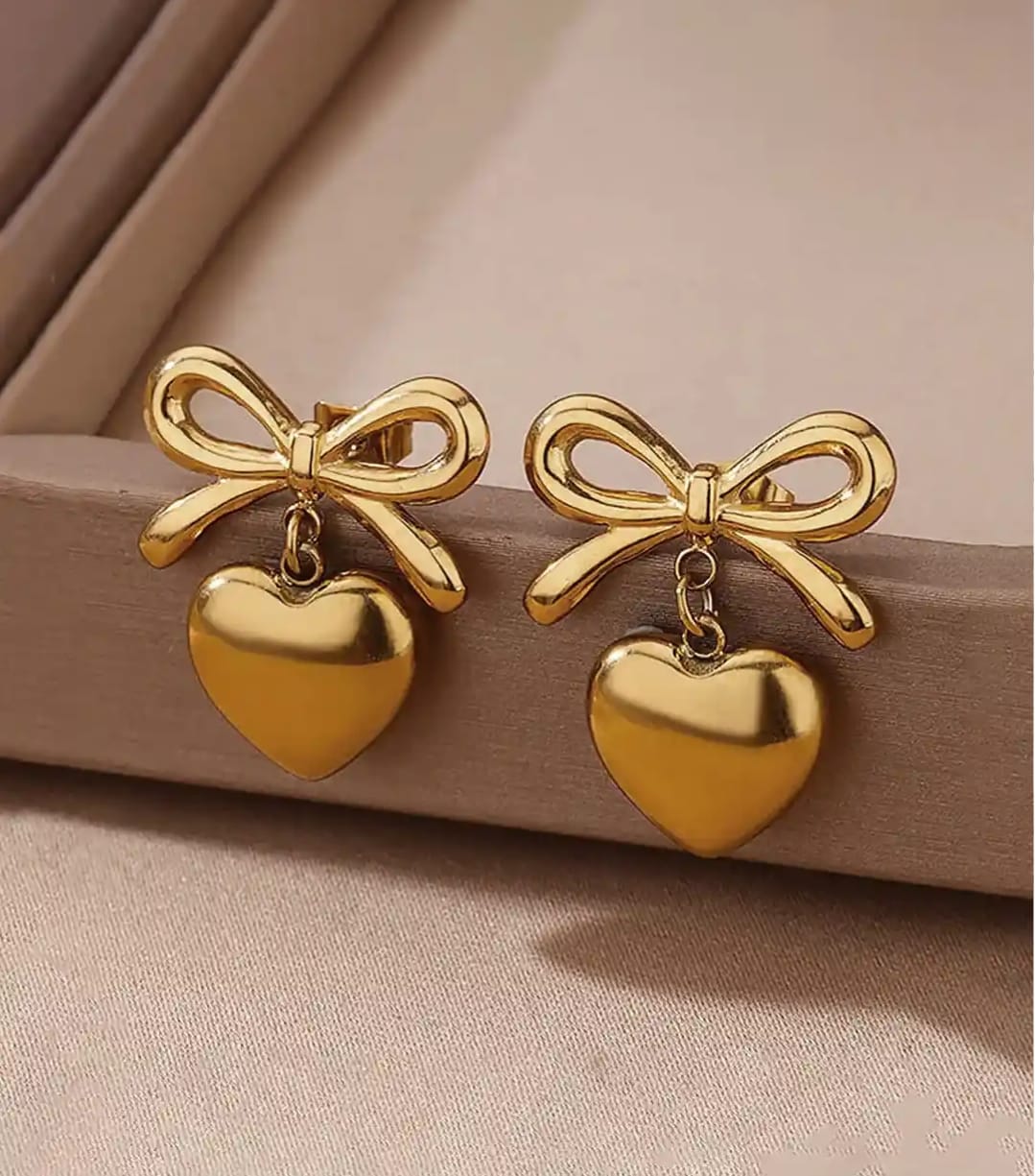 RIBBON HEART STUDS EARRINGS