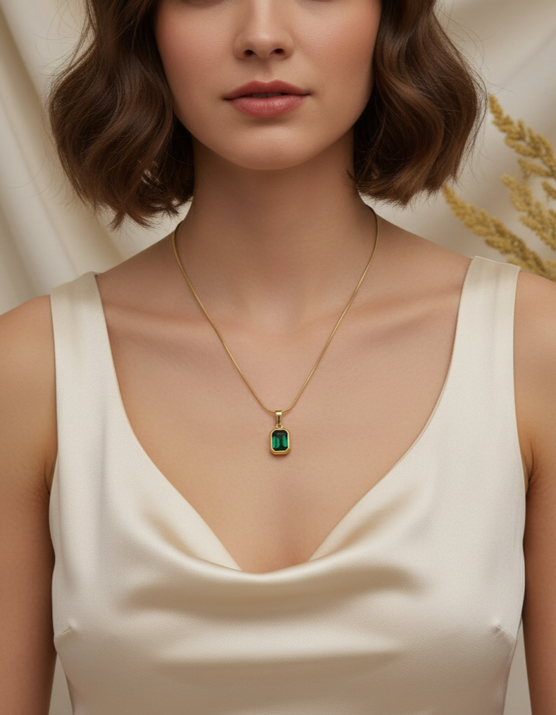 WHITE & GREEN SOLITARE CYRSTAL CHAIN PENDANT