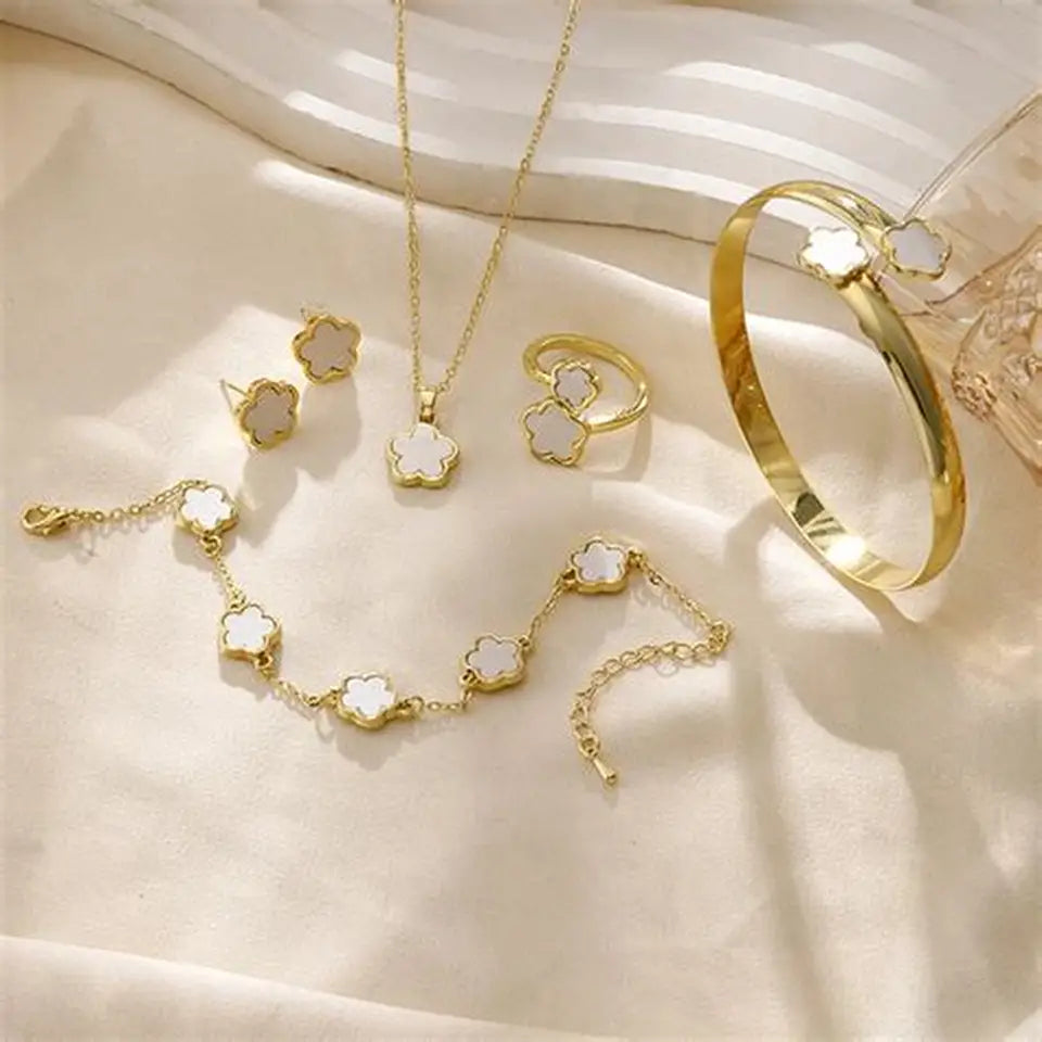 IVORY CLOVER JEWELLERY SET ( ANTI - TARNISH)