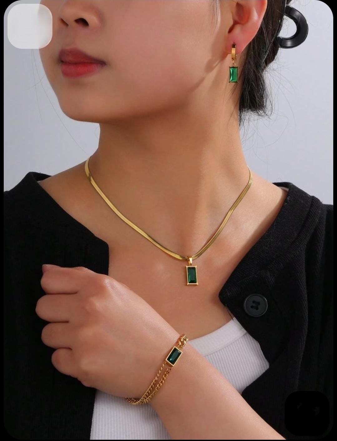 EMERALD GREEN CRYSTAL PENDENT