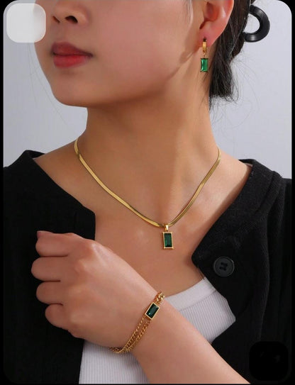 EMERALD GREEN CRYSTAL PENDENT