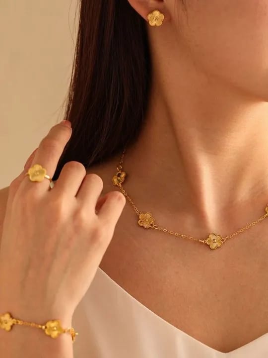 CLOVER JEWELLERY GOLDEN SET (ANTI TARNISH )